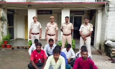 धौलपुर: मोरोली रोड सेचोरी छुपे जुआ खेलते पुलिस ने दबोचे 11 जुआरी

8 हजार 750 रुपये की जुआ राशि जब्त