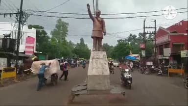 खुरई: नगर में राजीव गांधी की मूर्ति पर रंग रोगन व साफ सफाई की मांग को लेकर कांग्रेस ने एसडीएम व सीएमओ को सौंपा ज्ञापन।