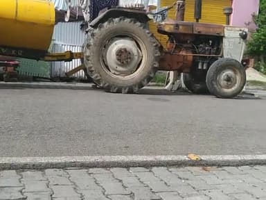 Vishnu Jain apna roj pahankar bich road per rakhe jata hai aur Mana karne ke bad yah kahta hai yah ##Chanda hotel ke pic