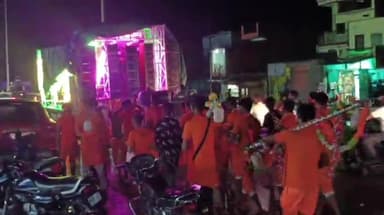 बारा: यमुना पार क्षेत्र में देर रात तक चला रहा कांवरियों का जत्था,नाग पंचमी पर विभिन्न शिवालियों में करेंगे जलाभिषेक