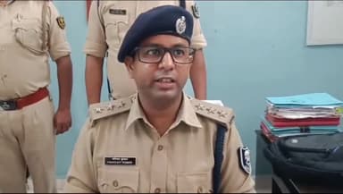 आरा: गौसगंज चौराहा से एक कार में पिस्टल व 10 गोली के साथ दो सगे भाई गिरफ्तार, एएसपी प्रेस वार्ता कर दिए जानकारी