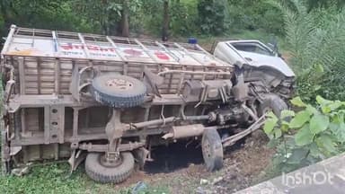 कोंडागांव: NH30 बड़ेमोड़ के पास एसिड से भरी माजदा वाहन पुल के नीचे पलटी,एसिड में जलने से चालक परिचालक घायल,फरसगांव अस्प्ताल में भर्ती