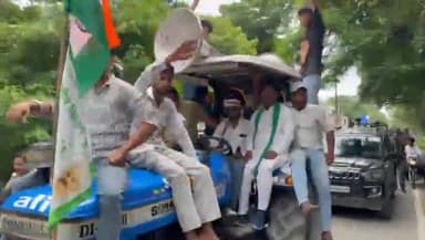 पीलीभीत: पीलीभीत में भारतीय किसान यूनियन के नेतृत्व में किसानों ने मंडी से लेकर कलेक्ट्रेट तक निकाली ट्रैक्टर तिरंगा यात्रा