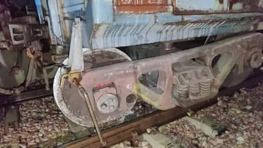 शाहजहांपुर: रोजा जंक्शन पर अचानक मालगाड़ी पटरी से नीचे उतरी, सूचना मिलते ही रेल अधिकारी और कर्मचारी मौके पर पहुंचे