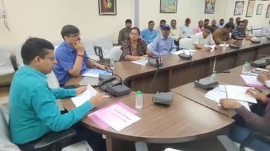 कांके: समाहरणालय में उपायुक्त की अध्यक्षता में भू-अर्जन से संबंधित मामलों की हुई समीक्षा बैठक