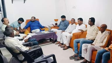 शाहजहांपुर: जलालाबाद विधानसभा से भाजपा विधायक हरिप्रकाश वर्मा ने अपने आवास पर फरियादियों की सुनी समस्याएं, अधिकारियों को दिए निर्देश