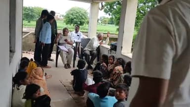 कमतरी जग्गा के पुरा के स्कूल में बाल सभा मनाते हुए छात्र छात्रा #अम्बाह #Morena