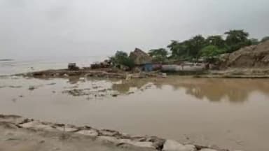 इस्माइलपुर: इस्माईलपुर-बिंद टोली में खतरे के निशान को पार कर गयी गंगा नदी