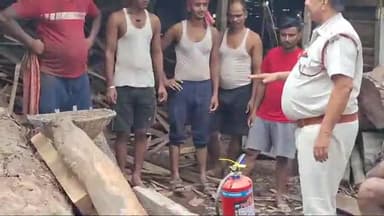 महुआ: महुआ अनुमंडल के लक्ष्मीराम असोई गांव में महुआ अग्निशमन विभाग द्वारा जन जागरूकता अभियान चलाकर लोगों को जागरूक