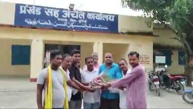 कस्बा: अंचल कार्यालय द्वारा फिर से पारिवारिक सूची निर्गत  होने पर कस्बा के जनप्रतिनिधियों द्वारा बमबम साह को किया गया सम्मानित