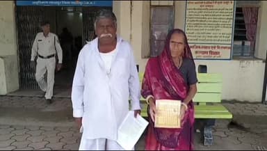 शाजापुर: बेरछी में बुलडोजर चला कर गरीब की झोपड़ी तोड़ी, पीड़ित  पति- पत्नी ने शाजापुर कलेक्टर कार्यालय पहुंचकर की शिकायत