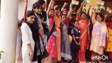 ग्यारसपुर: ग्यारसपुर की आजीविका मिशन में  स्वयं सहायता समूह की महिलाओं ने हाथों में तिरंगा लेकर गाए देश भक्ति के गीत