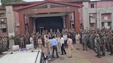 कांके: रांची स्थित बिरसा मुंडा केंद्रीय कारा होटवार में हुई छापेमारी, खैनी, गुटखा और पेन ड्राइव हुआ बरामद