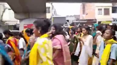 कटनी नगर: विश्व आदिवासी दिवस के अवसर पर स्टेशन चौराहे से आदिवासी समाज के द्वारा निकाली गई विशाल रैली।