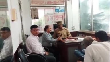 मैनपुरी: सदर कोतवाली में थाना समाधान दिवस का हुआ आयोजन, पुलिस और राजस्व विभाग के अधिकारियों ने सुनी जनता की समस्याएं