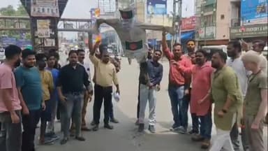 बरेली: अयूब खां चौराहे पर राष्ट्र जागरण युवा संगठन ने बांग्लादेश में हिंदुओं पर अत्याचार के विरोध में फूंका पुतला