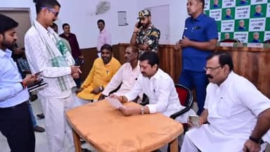 पटना ग्रामीण: जदयू मुख्यालय में बिहार सरकार के विज्ञान प्रौद्योगिकी तकनीकी शिक्षा मंत्री सुमित कुमार ने लोगों की सुनी फरियाद