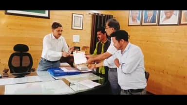 चम्पावत: लधियाघाटी क्षेत्र में शिक्षकों की तैनाती की मांग को लेकर ग्रामीणों ने जिला अधिकारी से की मुलाकात