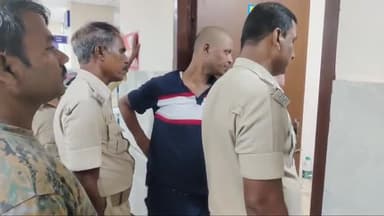पलासी: मनपुरा से शराब पीने के आरोप में व्यक्ति को पुलिस ने किया गिरफ्तार, न्यायालय में किया पेश