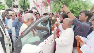 गोंडा: नेता प्रतिपक्ष माताप्रसाद पांडे पहुंचे सूरज सिंह के आवास कहा,बांग्लादेश में हिंदुओं की नरसंहार की मैं निंदा करता हु