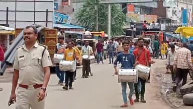 खुरई: खुरई को जिला बनाने के लिए आज सभी वर्गों ने मिलकर हाथों में तख्तियां लेकर ढोल नगाड़ों के साथ निकाला विशाल जूलूस।