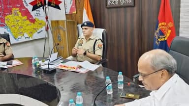 हरदोई: पुलिस लाइन सभागार में एसपी की अध्यक्षता में अपराध नियंत्रण को लेकर हुई गोष्ठी, पुलिसकर्मियों को सम्मानित किया गया