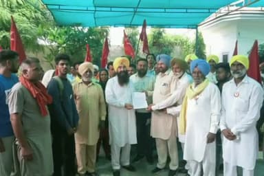 ਮਲੋਟ: ਖੇਤ ਮਜ਼ਦੂਰਾਂ ਨੇ ਖੁੱਡੀਆਂ ਵਿਖੇ ਖੇਤੀਬਾੜੀ ਮੰਤਰੀ ਨੂੰ ਮਿਲ ਮਸਲਿਆਂ ਨੂੰ ਹੱਲ ਕਰਨ ਦੀ ਕੀਤੀ ਮੰਗ, 21 ਅਗਸਤ ਧਰਨਾ ਦੇਣ ਦਾ ਕੀਤਾ ਐਲਾਨ