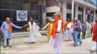 शाहजहांपुर: कलेक्ट्रेट गेट के बाहर राष्ट्रीय गौरक्षक संघ के पदाधिकारियों ने बांग्लादेश के खिलाफ प्रदर्शन कर प्रशासन को दिया ज्ञापन