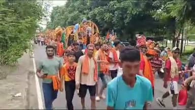 मुरादाबाद: श्रवण मास के चौथे सोमवार से पहले रविवार को मुरादाबाद की सड़कें भगवा कांवड़ियों से भरी हुई दिखाई दी