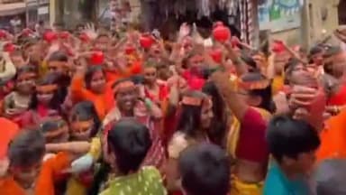 कांके: रांची स्थित यमुनानगर राधा कृष्ण मंदिर से राष्ट्रीय युवा शक्ति द्वारा निकाली गई कांवर यात्रा