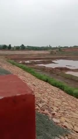 मझोला - पिछले तीन साल से जमकर नहीं हुई बारिश, नहीं भरा तालाब, इस वर्ष भी हैं ख़ाली, आएंगी इस वर्ष समस्याएं अधिक #majhola