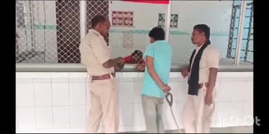 सुपौल: पिपरा थाना की पुलिस ने शराब कारोबारी मामले में दुर्गापुर से एक युवक को गिरफ्तार कर मेडिकल कराने लाई सदर अस्पताल सुपौल