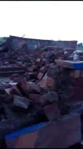 फलोदी दयाकोर मकान गिरने पर कोई नहीं आ रहा है सरपंच भी मदद नहीं करता है