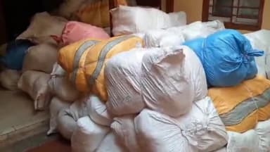 कांके: हरमू स्थित बीजेपी प्रदेश कार्यालय में हर घर तिरंगा अभियान को लेकर बड़ी संख्या में लाए गए तिरंगे