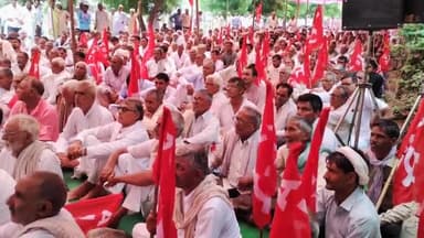 चूरू: फसल बीमा क्लेम को लेकर किसानों ने कलेक्ट्रेट के आगे किया धरना प्रदर्शन, सांसद अमराराम व राहुल कस्वां भी पहुंचे