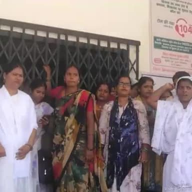 दिनारा: दिनारा प्राथमिक स्वास्थ्य केंद्र संविदा कर्मीयो ने अपने मांगों को लेकर कार्य का बहिष्कार किया।