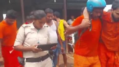 जमुई: तिलकपुर गांव के पास स्कूली वाहन से दो बाइक टकराकर हुई दुर्घटनाग्रस्त, तीन कांवरिया हुए घायल