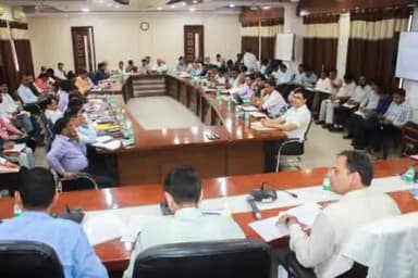 मुरादाबाद: जिलाधिकारी की अध्यक्षता में कलेक्ट्रेट सभागार में राजस्व एवं विकास कार्यों की मासिक समीक्षा बैठक हुई संपन्न