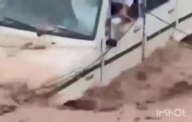 ਖਰੜ: ਮਹਾਲੀ ਜ਼ਿਲ੍ਹੇ ਚੋਂ ਗੁਜ਼ਰਦੀ ਰਾਉ ਨਦੀ ਵਿੱਚ ਇੱਕ ਬਲੈਰੋ ਕਾਰ ਫਸਲ ਕਰਕੇ ਰੁੜ ਗਈ ਪਰ ਗਨੀਮਤ ਉਸ ਵਿੱਚ ਸਵਾਰ ਵਿਅਕਤੀ ਬਚਾ ਲਏ ਗਏ