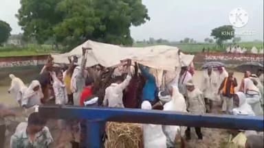 नैनवां: बंबूली गांव के शमशान में टीनशेड नहीं होने से तिरपाल लगाकर किया अंतिम संस्कार