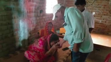 पांकी: मृतक रोजगार सेवक अश्वनी वर्मा की पत्नी को कल्याण कोष से₹100000 का चेक दिया गया।