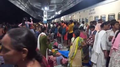 सावन के चौथे सोमवार पर कछला में लगा जाम चैन पुलिंग कर रोकी ट्रेन