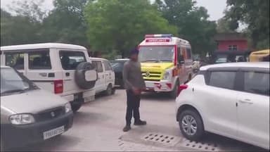 ਐਸਏਐਸ ਨਗਰ ਮੁਹਾਲੀ: ਜਿਲਾ ਮਹਾਲੀ ਦੇ ਛੇ ਫੇਸ ਹਸਪਤਾਲ ਵਿਖੇ ਪਾਰਕਿੰਗ ਦੀ ਸਮੱਸਿਆ ਇੰਨੀ ਜਿਆਦਾ ਕਿ ਐਬੂਲੈਂਸ ਵਿੱਚੋਂ ਮਰੀਜ਼ ਨੂੰ ਆਪ ਤੁਰ ਕੇ ਅੰਦਰ ਜਾਣਾ ਪੈਂਦਾ ਹੈ