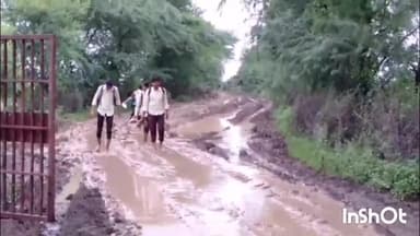 गुलाबगंज: मानोरा मे बेटियां हाथों में चप्पल लेकर पढ़ने जाती हैं स्कूल , कीचड़ में खंच जाती है ड्रेस