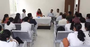 शाजापुर: कलेक्टर ने नई अस्पताल बिल्डिंग में ली बैठक, कहा संवेदनशील होकर सेवा भावना के साथ कार्य करें डॉक्टर और नर्स