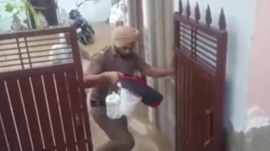 जगाधरी: साढ़ौरा घरों में घुसे पानी के कारण लोगों को घरों से निकाल कर पुलिस ने सुरक्षित जगह पर पहुंचा