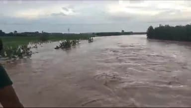 मुलाना: मुलाना में मारकंडा नदी उफान पर बहाने से गांव हेमा माजरा के मुख्य रोड पर हुआ जल भराव