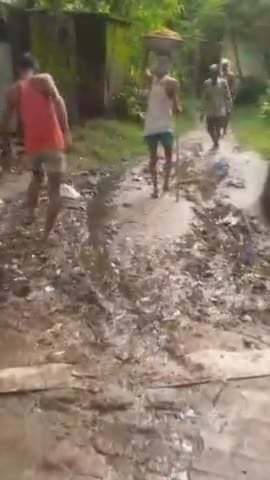 मितौली: गोपालापुर गांव में कीचड़ भरे कच्चे रास्ते से निकलने पर मजबूर हुए ग्रामीण, प्रधान पर निर्माणकार्य न कराने का लगाया आरोप