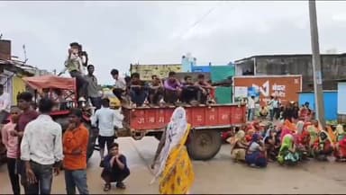 शाहबाद: समरानियां में सेल्समैन द्वारा सहरिया युवक के साथ मारपीट के मामले में ग्रामीणों ने लगाया रोड़ पर जाम