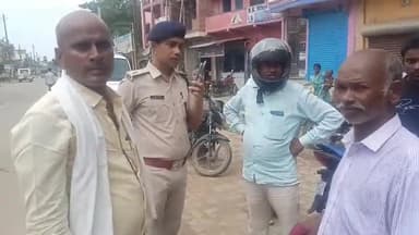 हिलसा: प्रखंड कार्यालय के पास आक्रोशित लोगों ने किया सड़क जाम, करंट के चपेट में आने से हुई थी मौत